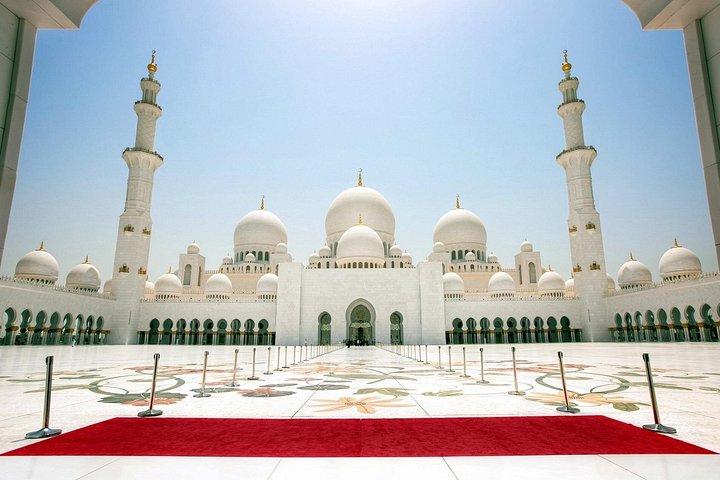 Silhouette emblématique : la majestueuse mosquée Sheikh Zayed se dresse contre le ciel
