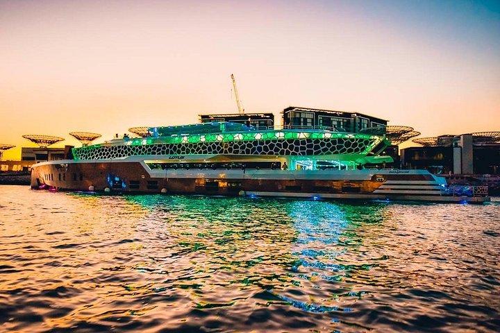 Lotus Mega Yatch - Dîner de luxe à couper le souffle à Marina