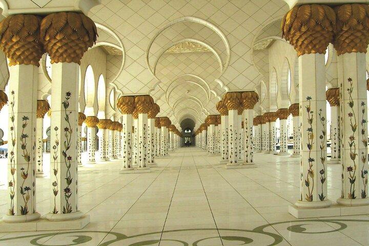 Le hall exquis de la mosquée Sheikh Zayed accueille les visiteurs avec une élégance intemporelle