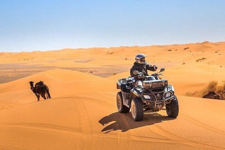 Soirée safari dans le désert en quad avec dîner et spectacle.