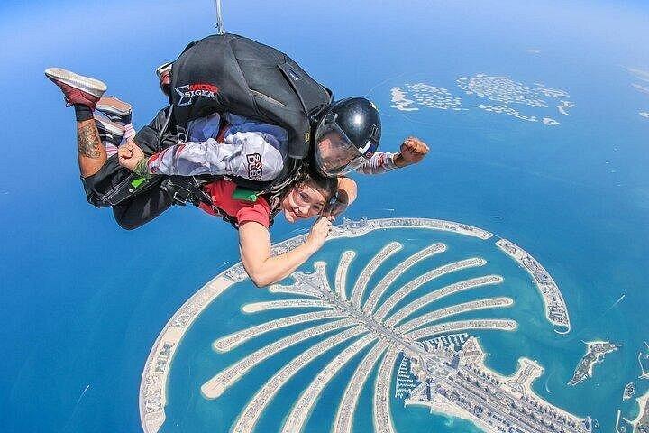 Tandem de parachutisme à Dubaï au-dessus de la paume avec transferts en option