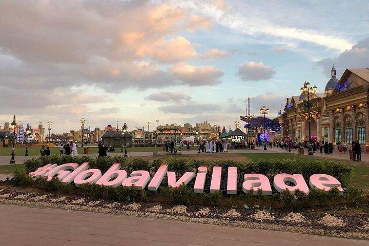 Visite du village mondial avec transferts privés aller-retour