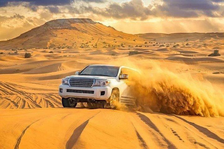 Safari dans le désert avec dîner barbecue et balade à dos de chameau à Dubaï