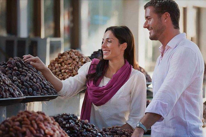 Tradition de dégustation : découverte du marché dynamique des dattes à Abu Dhabi