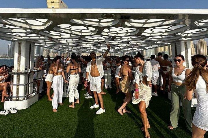Dîner-croisière Lotus Mega Yacht de 3 heures avec transfert en option