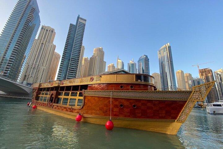 Célébration du Nouvel An lors d'une croisière Mega Dhow dans la marina de Dubaï