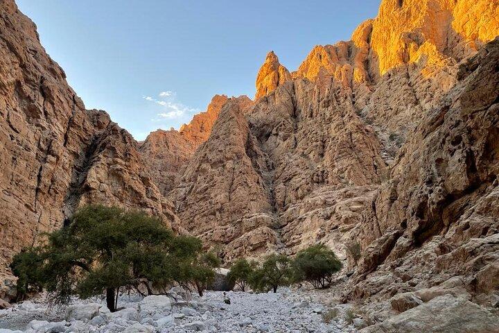 Randonnée au Red Wall Sherry et au village de Sanat dans le Wadi Naqab