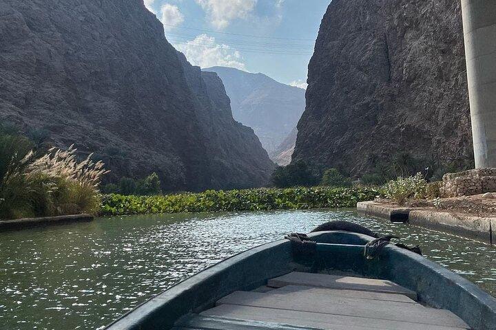Excursion d'une journée à Wadi Shab et Bimmah Sinkhole avec ramassage et déjeuner gratuit