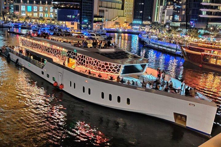 Dubaï Mega Yacht Dinner Cruise – Skyline & Entertainment