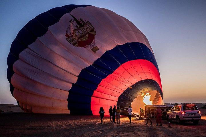 Balade en montgolfière de luxe à Dubaï avec Petit-déjeuner et spectacle de faucons