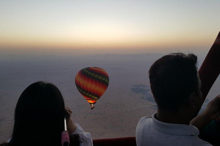 Excursion en montgolfière dans le désert de Dubaï au lever du soleil avec petit déjeuner