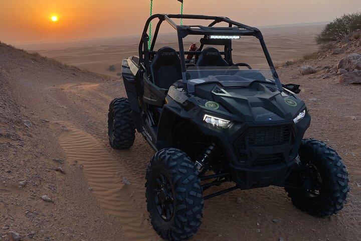 Aventure privée en buggy 2 places sur les dunes rouges de Dubaï