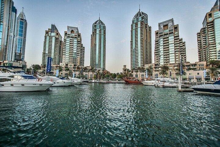 Incroyable yacht de luxe dans la marina de Dubaï avec petit-déjeuner