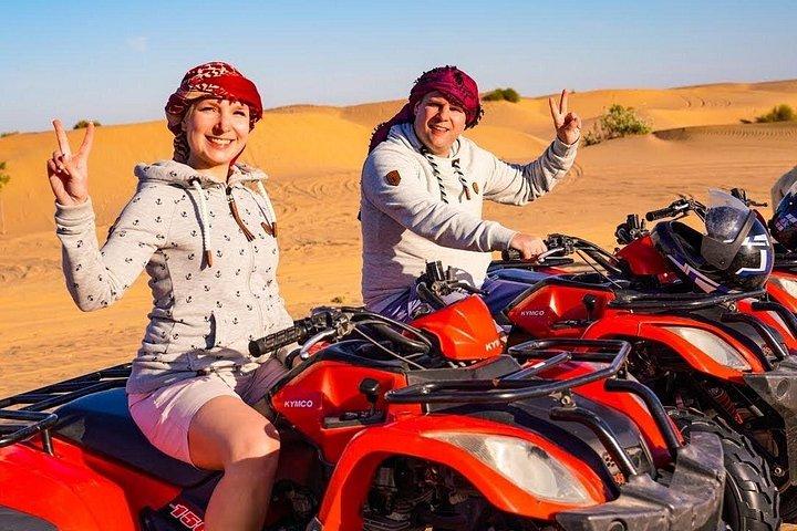 Safari dans le désert de Dubaï avec 30 - Promenade en quad minute et dîner barbecue