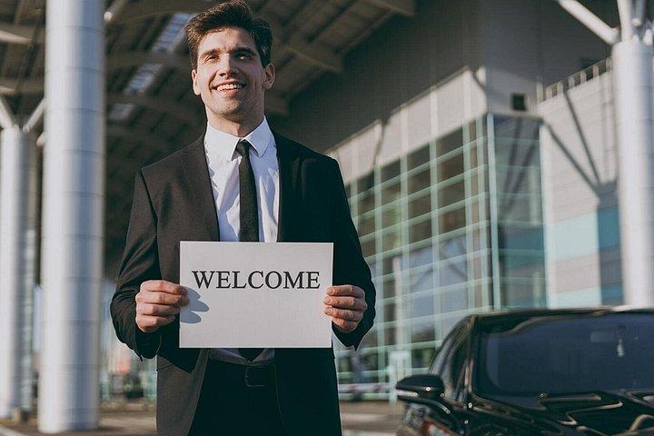 Transferts de l'aéroport de Dubaï à la ville de Sharjah en berline de luxe Lexus