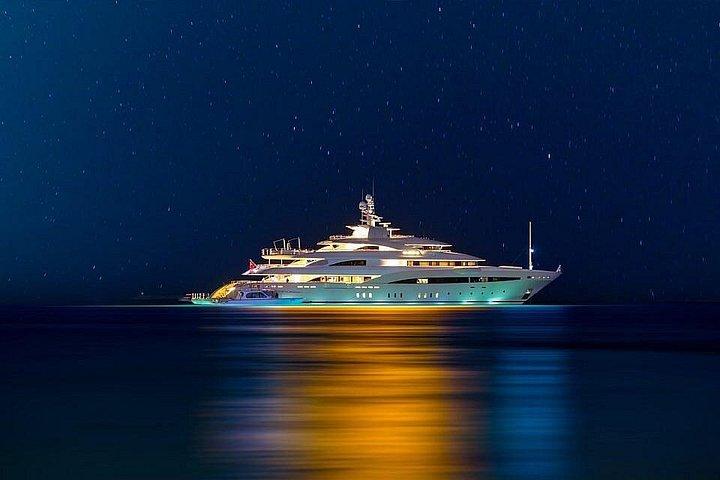 Profitez d'une incroyable visite en yacht de luxe dans la marina avec petit-déjeuner