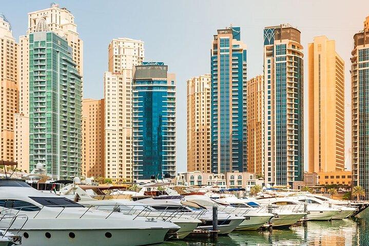Grand yacht de luxe de la marina de Dubaï et (petit-déjeuner)