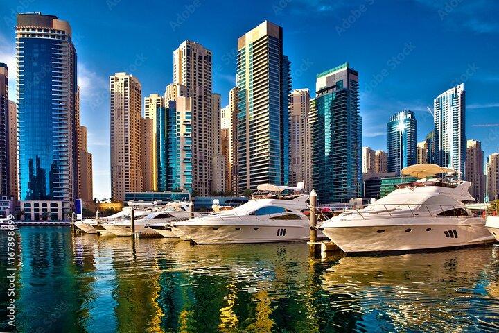 Yacht de luxe et petit-déjeuner dans la marina de Dubaï