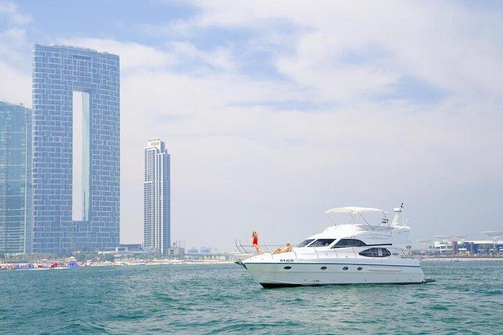 Marina de Dubaï avec yacht de luxe et petit-déjeuner