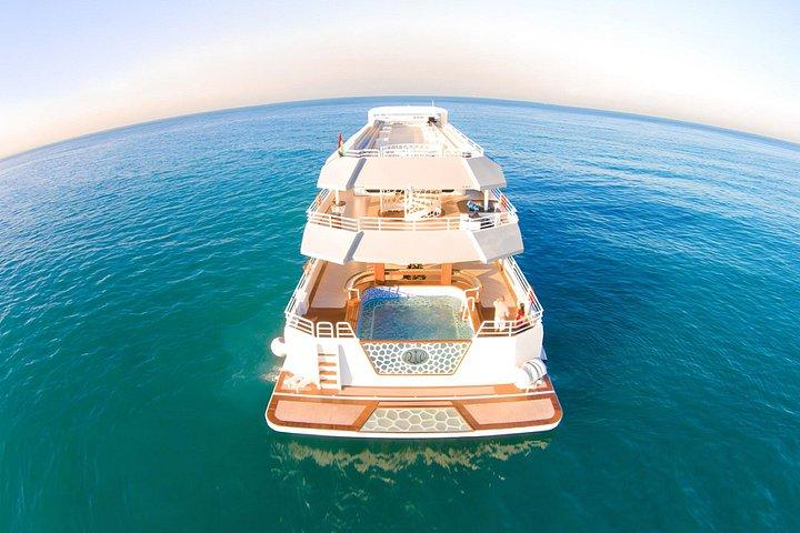 Incroyable yacht de luxe à la marina de Dubaï avec petit-déjeuner