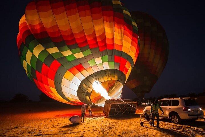 Profitez du magnifique désert de Dubaï en montgolfière