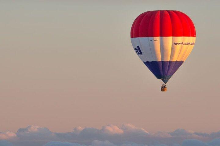 Profitez du magnifique désert de Dubaï en montgolfière (spectacle du faucon)