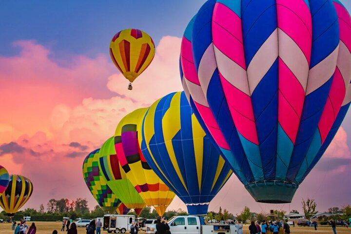 Joli désert de Dubaï en montgolfière