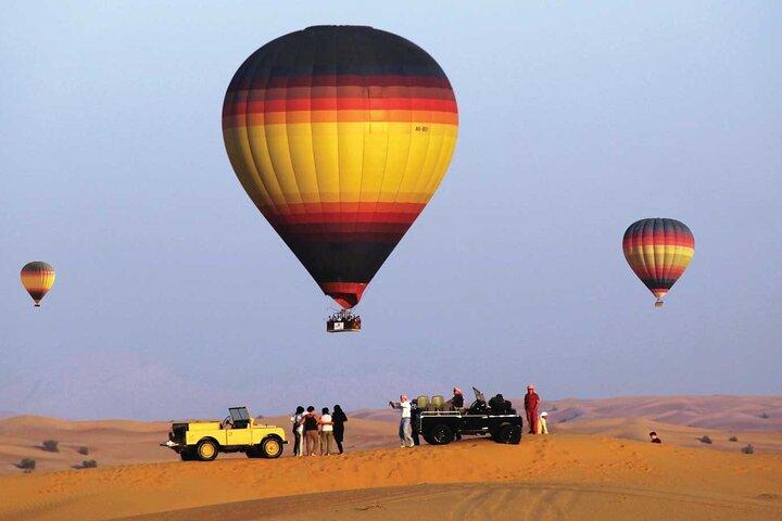 Profitez de la vue sur le magnifique désert de Dubaï en montgolfière et spectacle de faucons