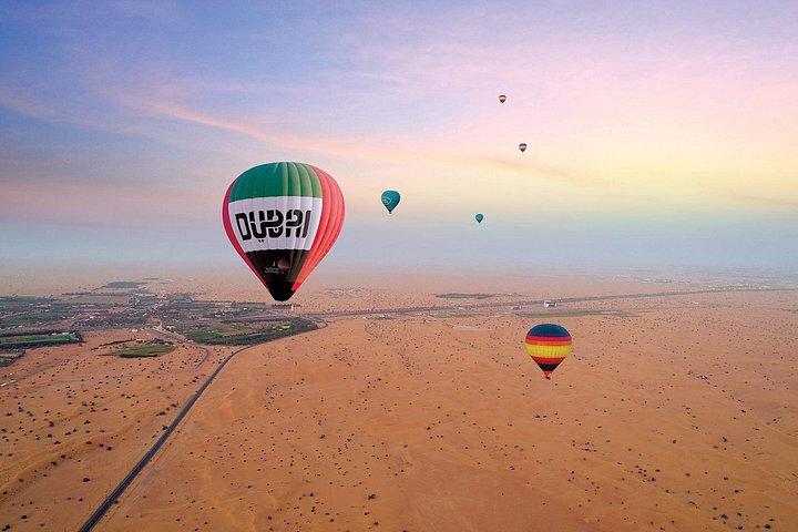Vues du magnifique désert de Dubaï en montgolfière