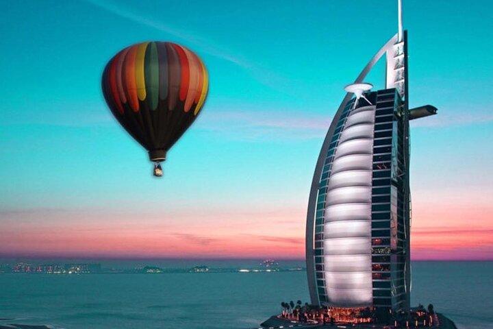 Désert matinal de Dubaï et ballon avec les meilleures vues