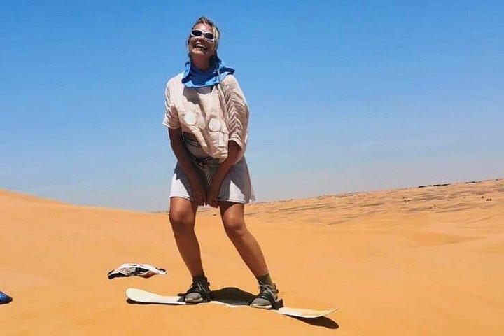 Glissez, sculptez et partez à la conquête des dunes avec le frisson ultime du sandboard – où chaque balade est une aventure sur les sables mouvants.