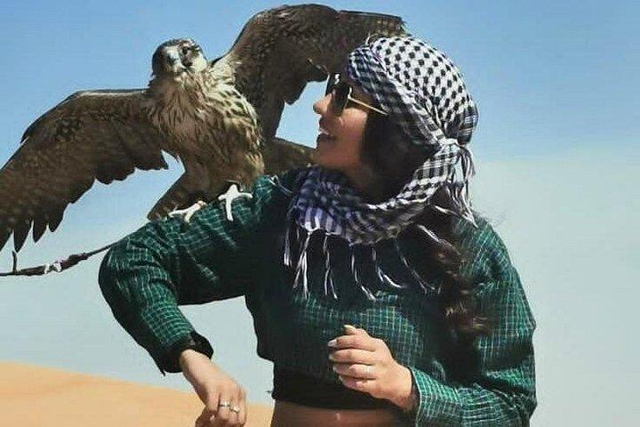 Prenez la pose avec la faune majestueuse lors du safari et capturez un moment de pure connexion avec la nature, mettant en vedette un charmant ami à plumes.