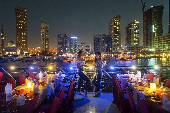 Vivez une croisière magique en boutre avec dîner dans la marina de Dubaï