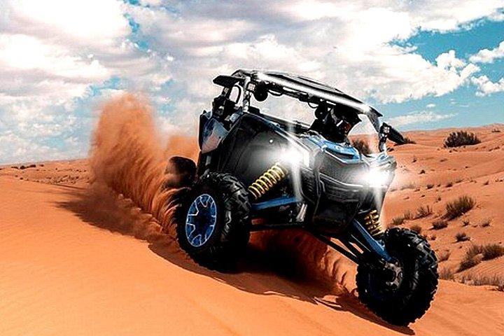 Buggy auto-conduite Can-Am à Dubaï avec balade en chameau et sandboard