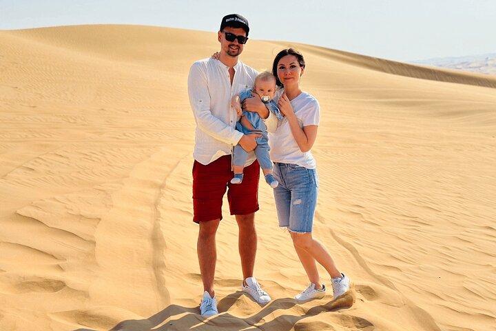 Safari dans le désert d'Abu Dhabi avec balade en chameau, sandboard, barbecue et spectacles