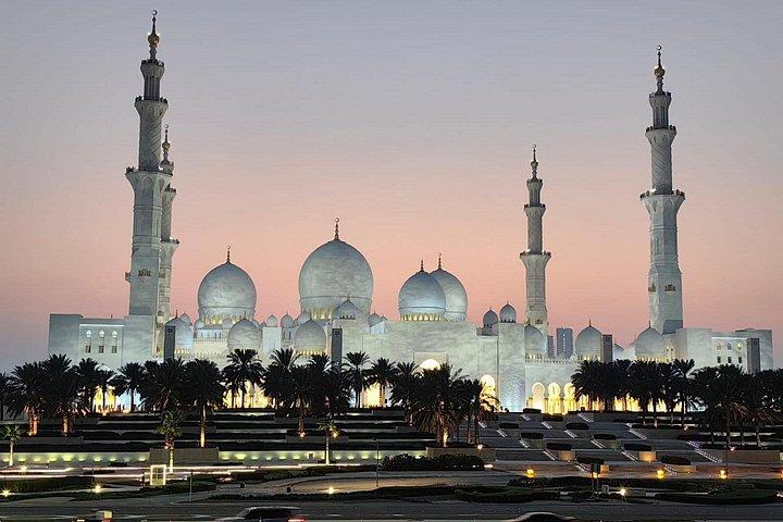 Le coucher de soleil le plus étourneau à la mosquée Sheikh Zayed d'Abu Dhabi