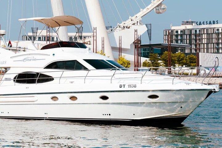 Naviguez dans des excursions en yacht de luxe dans la marina de Dubaï Await