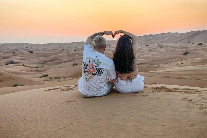 Glissez, sculptez et partez à la conquête des dunes avec le frisson ultime du sandboard – où chaque balade est une aventure sur les sables mouvants.