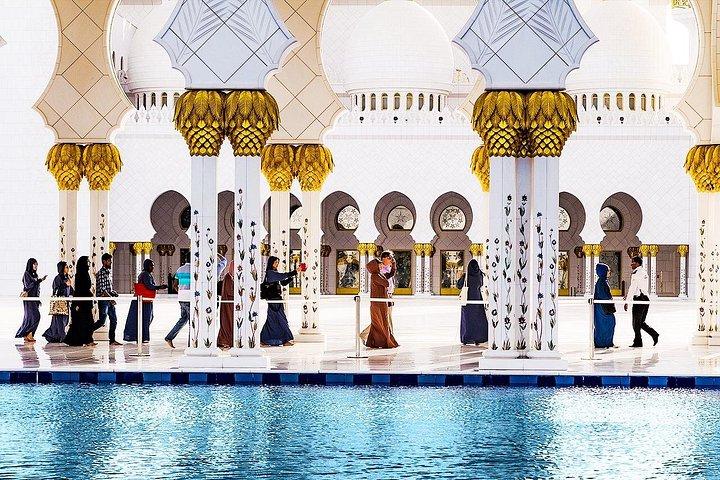 Reflétant la sérénité : les eaux tranquilles devant la mosquée Sheikh Zayed