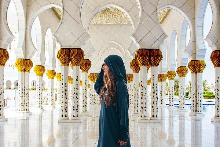 Vue gracieuse sur le hall opulent de la mosquée Sheikh Zayed