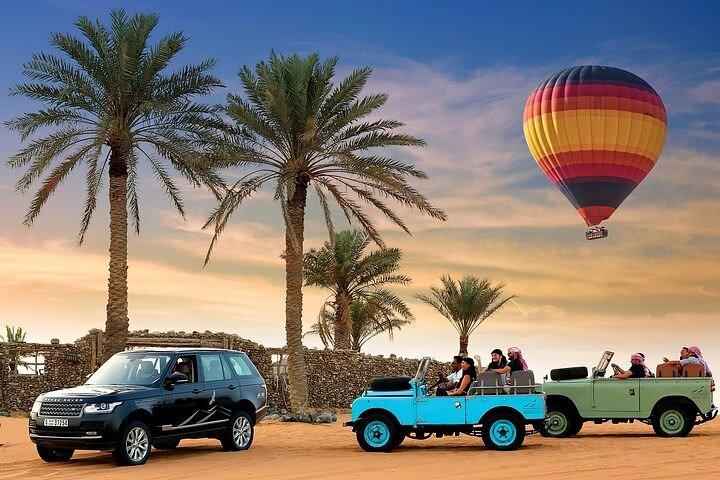 Vol en montgolfière à Dubaï, balade à dos de chameau et en voiture ancienne