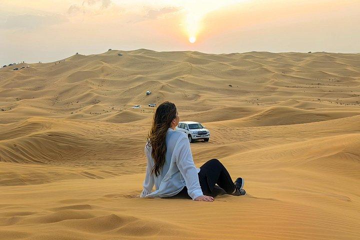 Profiter du coucher de soleil au safari dans le désert