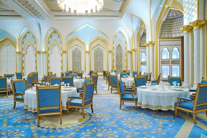 À l'intérieur du palais Qasr Al Watan