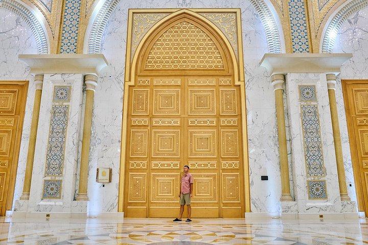 À l'intérieur du palais Qasr Al Watan