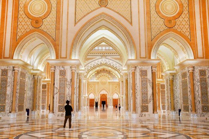 À l'intérieur du palais Qasr Al Watan