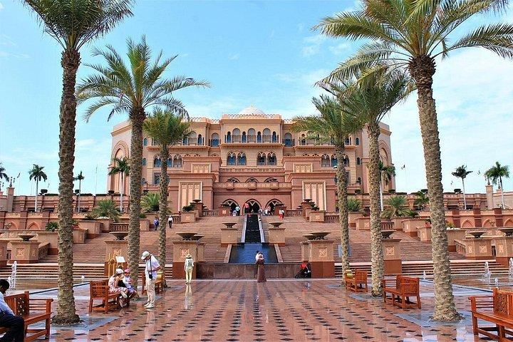 Transfert privé de Dubaï à Abu Dhabi avec un arrêt de 4 heures