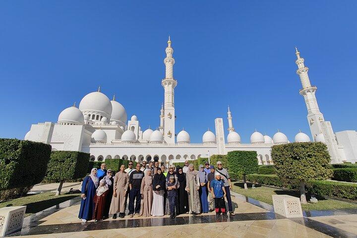 Abu Dhabi + Ferrari World OU Warner Bros