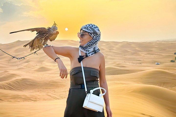 Prenez la pose avec la faune majestueuse lors du safari et capturez un moment de pure connexion avec la nature, mettant en vedette un charmant ami à plumes.