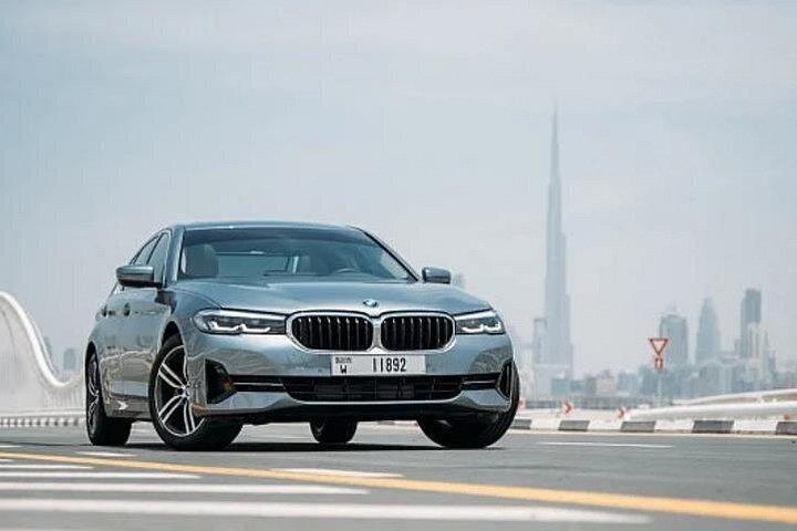 BMW Série 5 Transfert privé vers OU depuis l'aéroport de Dubaï