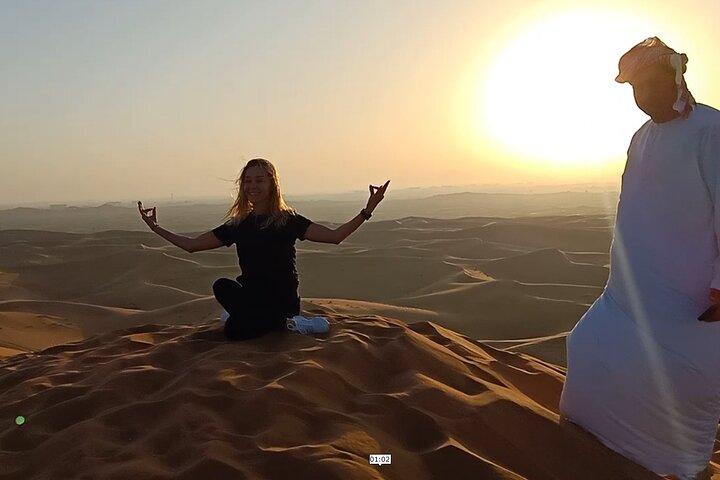 Lever du soleil dans le désert de Dubaï